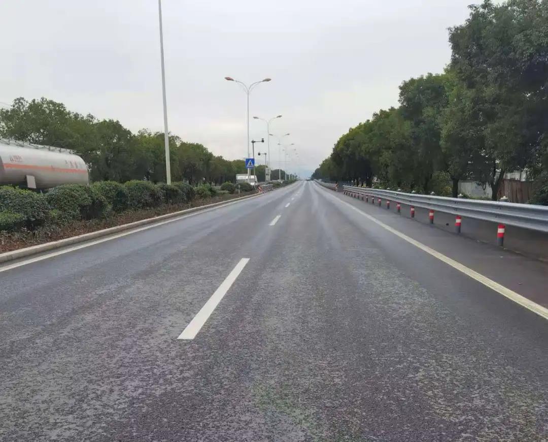 首次應(yīng)用半柔性路面材料！紹興錢陶公路提升改造工程完工了