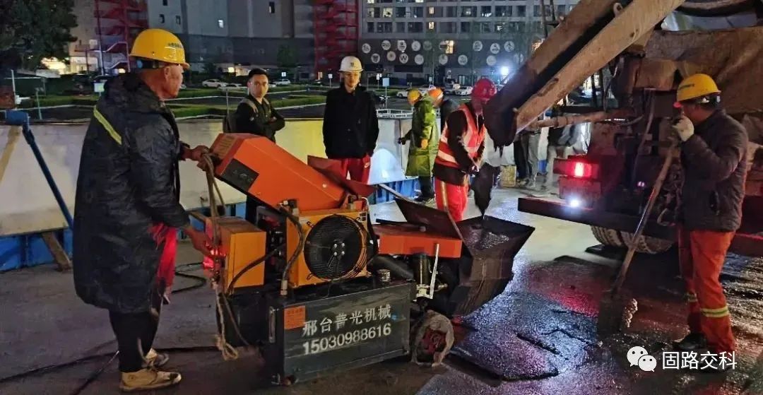 武侯大道（二環(huán)路至江安河）道路改造工程UHPC防撞墻濕接縫施工順利完成！