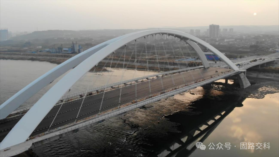 涪江大橋主橋面鋪裝順利驗收！